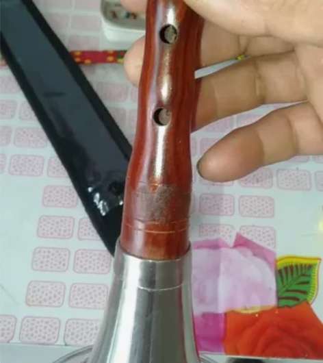 一支红木降E调唢呐。音质音色好。闲置用不着...