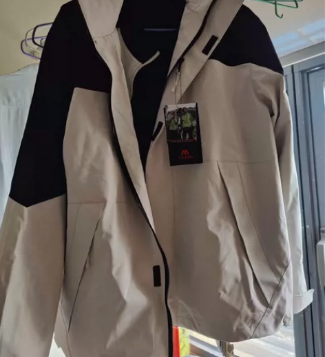 女士M号9成新，连帽防风风衣，材质厚，防雨...