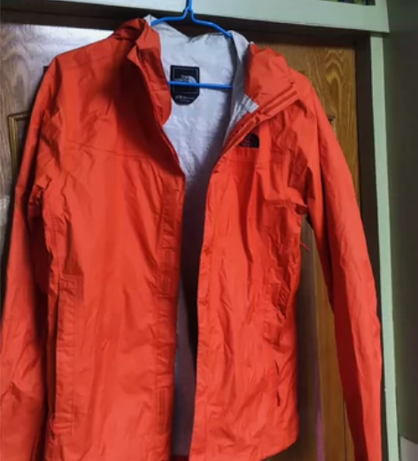 北面冲锋衣冲锋衣，正品的，M号175吧 感...