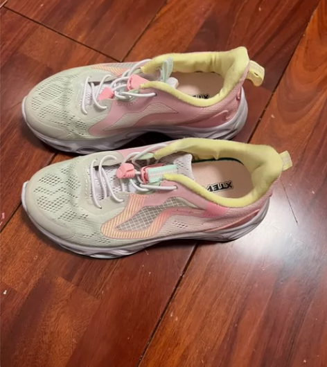 特步减震网面运动鞋  除咯鞋边稍微有点发黑...