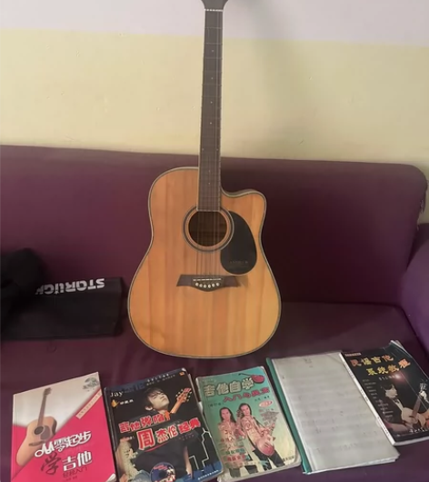 出吉他，含书，一起打包带走。没有袋子。 感...