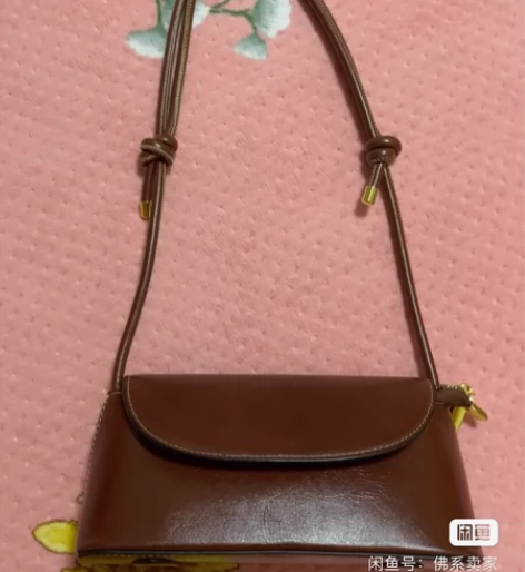 实体店买的包，忘记啥牌子了，买的时候199...