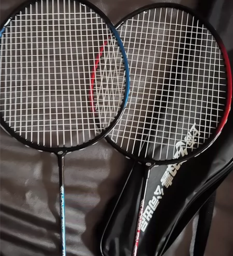 红双喜羽毛球拍一套（红蓝两只）附赠11个新...