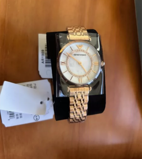 朋友送的阿玛尼手表，表膜没有撕，保证正品，...