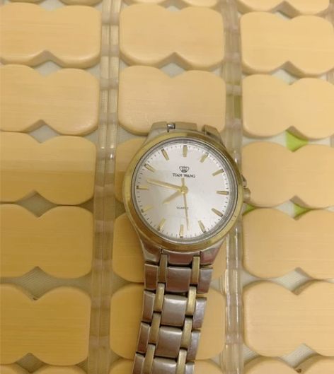 天王手表，表带断了，表面有磨损。请看图。闲...