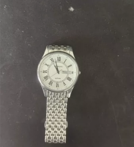 两块手表,现在没电了,换个电子就走,非常准...