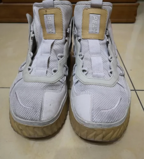 匹克男士运动鞋42码，鞋带丢失品相自观吧，...