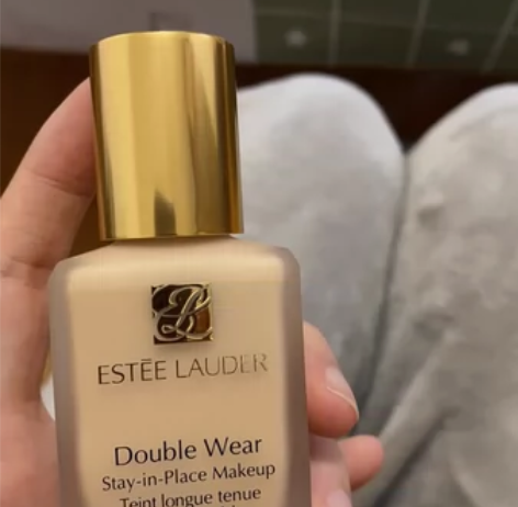 出一瓶雅诗兰黛粉底液，1w1，刚买一周，只...