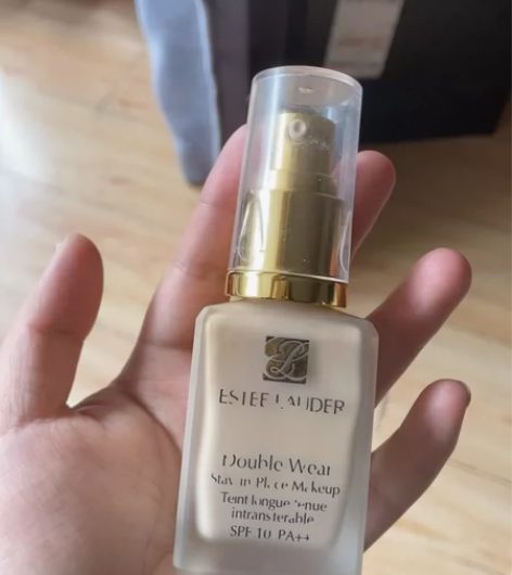 雅诗兰黛粉底液，自然白，八成新，用着感觉不...