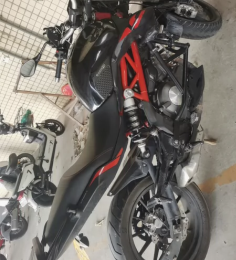 摩托车300cc，型号钱江贝纳利黄龙300...