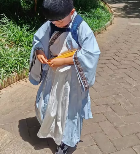 汉服一套三件套，穿过一次。 感兴趣的话点“...