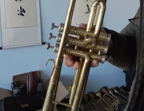 出一支老星海牌小号乐器，按键灵活，调音管拔...