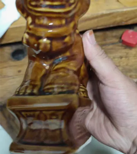 刚收到一个瓷狮子灯台，黄釉水，挺漂亮的，耳...