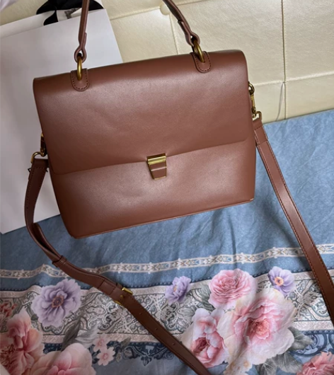 小ck女包棕色真皮斜挎包 没有背过几次，有...