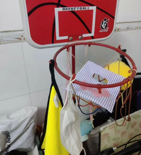 全新可升降加固篮球架带一个小篮球。便宜出，...