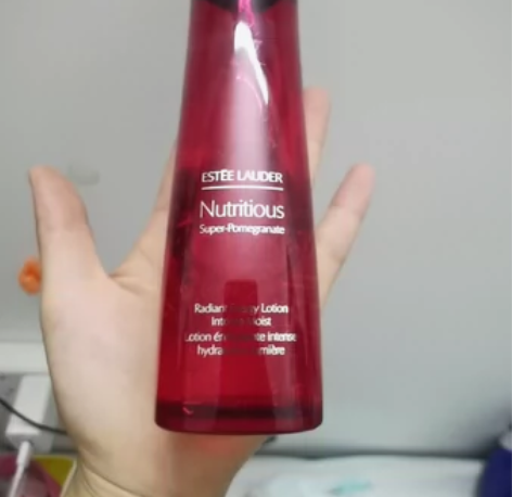 雅诗兰黛石榴水 50元包邮，只出瓶 感兴趣...