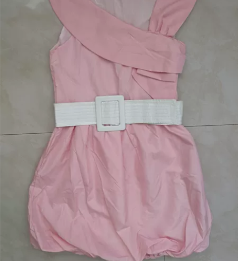 女士粉色斜肩带白色腰带连衣裙蓬蓬裙，面料丝...