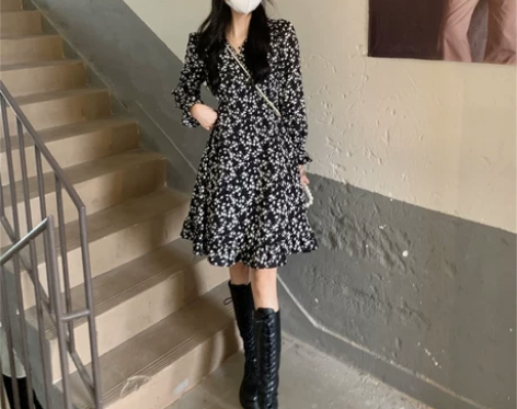 打底连衣裙女秋季配大衣内搭碎花裙v领泡泡袖...