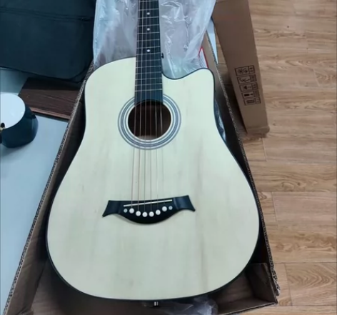 在吉他店买的，原价1600多，当时还报了课...
