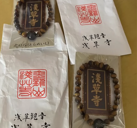 浅草寺、虎目石手链。2020年日本过春节时...