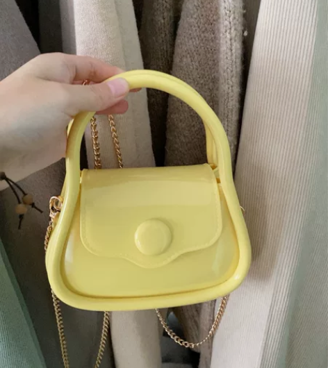 黄色防水材质斜挎包，出去玩可以防纸巾化妆品...