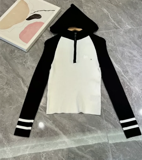 女款全新，105元包邮。MO**设计感连帽...