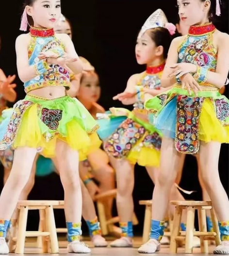 抖音紫金舞蹈夏日里的滴滴调同款民族儿童演出...