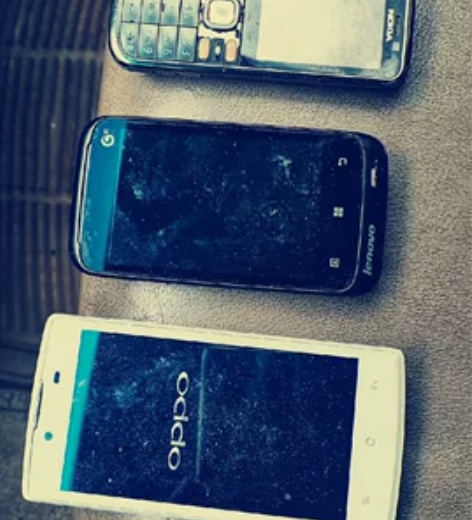 3部废旧手机，白色可以开机！ 感兴趣的话点...