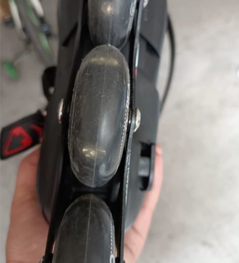 旱冰鞋一双。没下过地。31-34可以调节,...