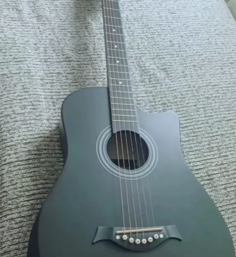 在吉他店买的，原价一千多，当时还报了课，这...
