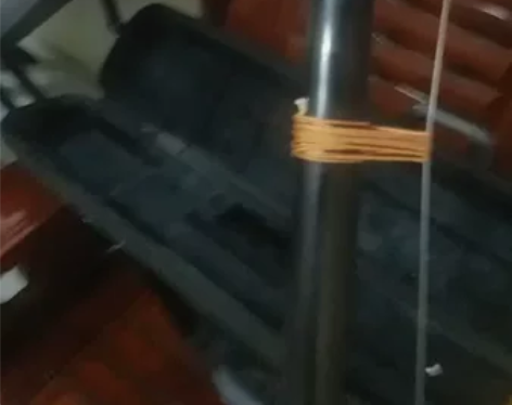 出一把老黑檀原木龙头二胡，声音稳重明暗晖浓...