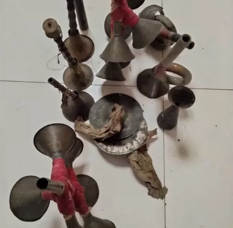 老一辈留下的唢呐喇叭，纯铜手工打造，有喜欢...