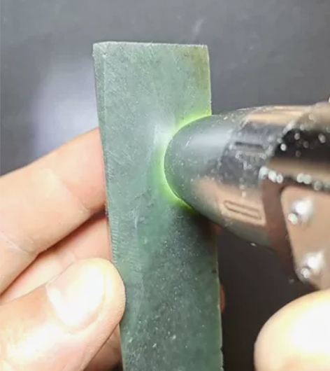 和田玉东北析木绿带青花钢板料牌子镇纸挂件吊...