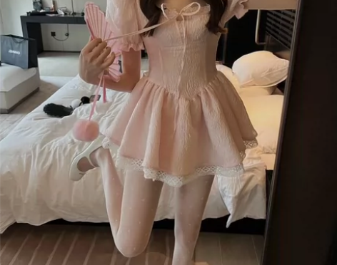 法式气质性感泡泡袖连衣裙女夏季新款蕾丝边短...