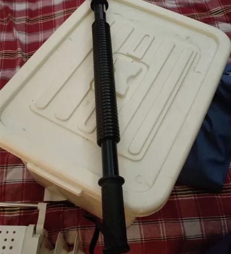 臂力器一个，处理价，10元 感兴趣的话点“...