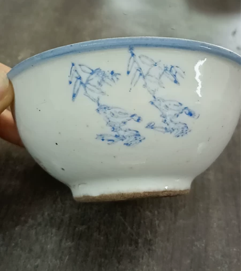 蓝边青花大碗,品相如图。 感兴趣的话点“我...
