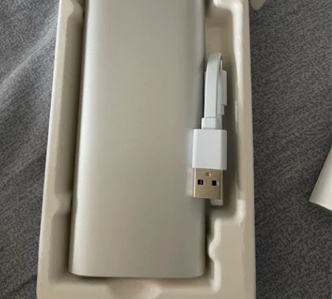 收拾东西，发现家里三个充电宝，其中小米银色...