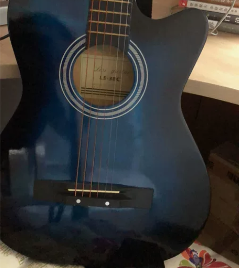 吉他蓝色酷炫九成新买来后只使用过两次,没有...