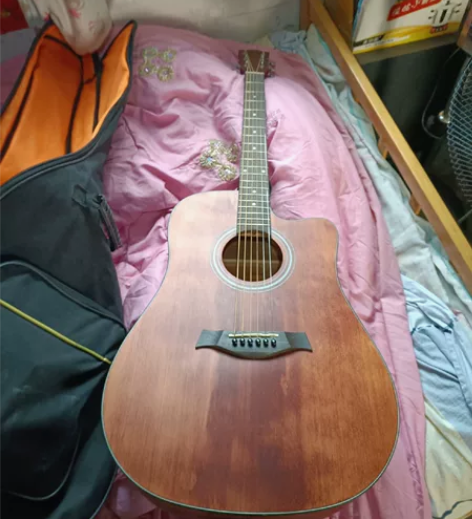 在吉他店买的，原价一千多，当时还报了课，这...