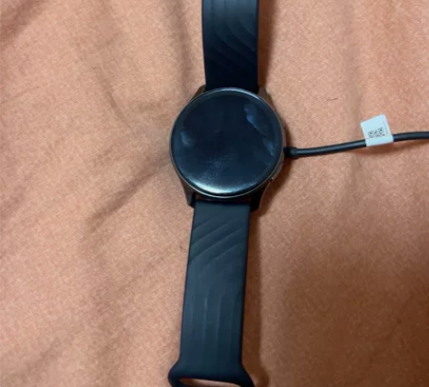 一加手表，一个充电器盒子没有了。带的比较少...