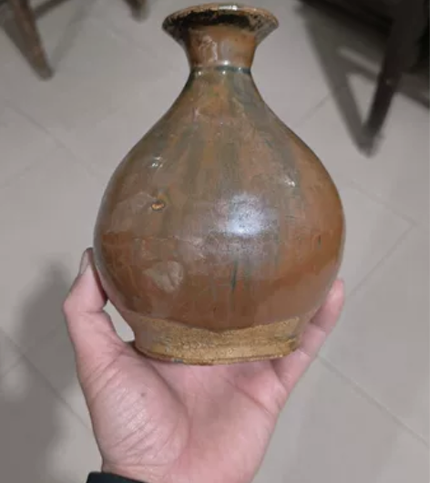 清代酱紫釉酒壶，口沿残，可切口磨平，品相如...