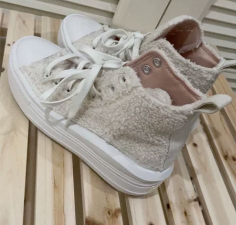 匡威毛毛绒高帮鞋 朋友英国带回 鞋底软软的...