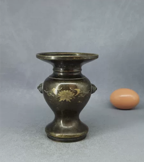 日本回流一个老铜嵌金银荷花图案双兽耳铜花瓶...