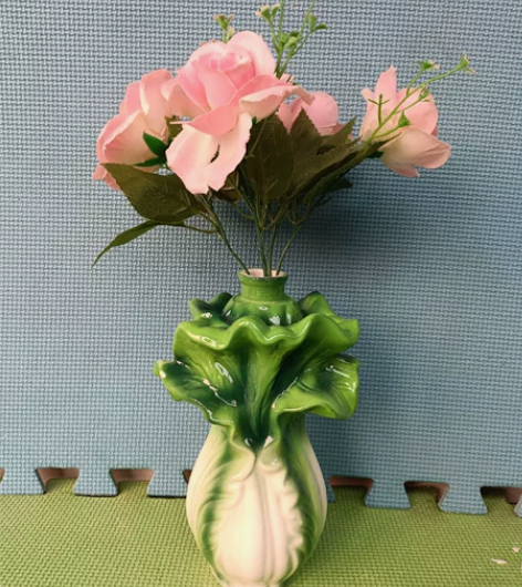 新到精美插花瓶摆件一枚，瓷质细腻，高端大气...