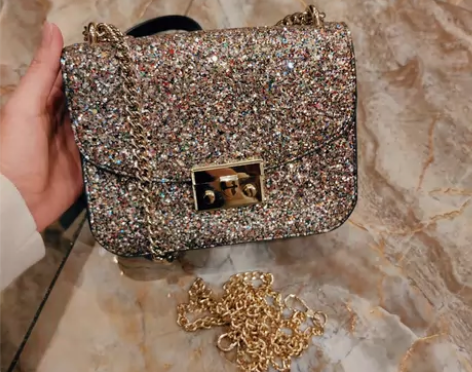 亮闪闪的女包。里面有二根肩带。内容量很大。...