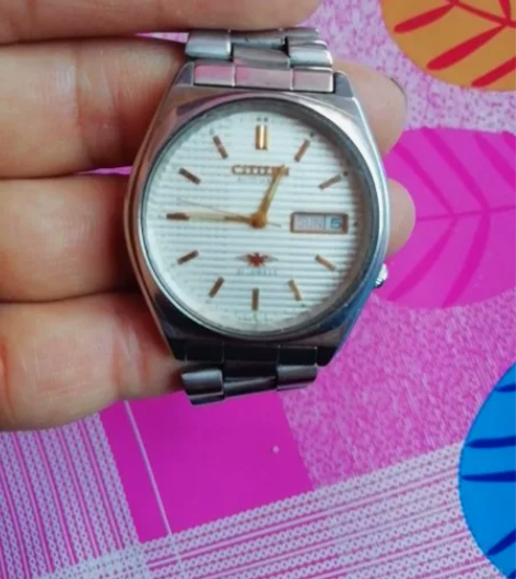 西铁城自动手表8200黄色机芯。表蒙玻璃磨...