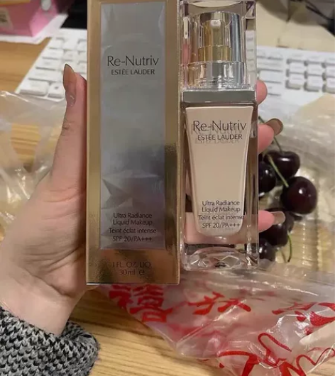 雅诗兰黛白金粉底液1C0，色号对我来说太白...