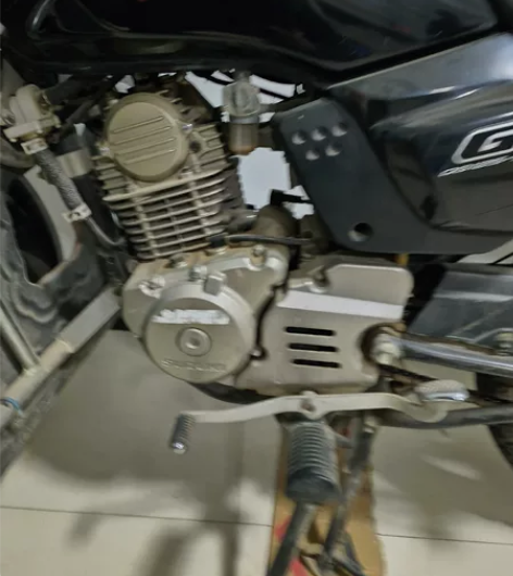 铃木摩托车可过户，行驶九千多公里，看中私聊...