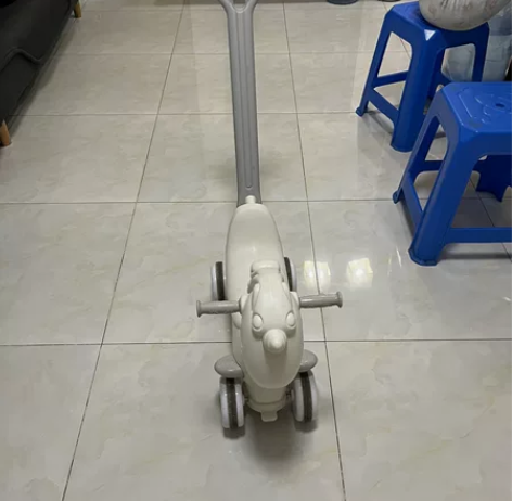 儿童小马车，家人可以在后面推，自己也可以滑...