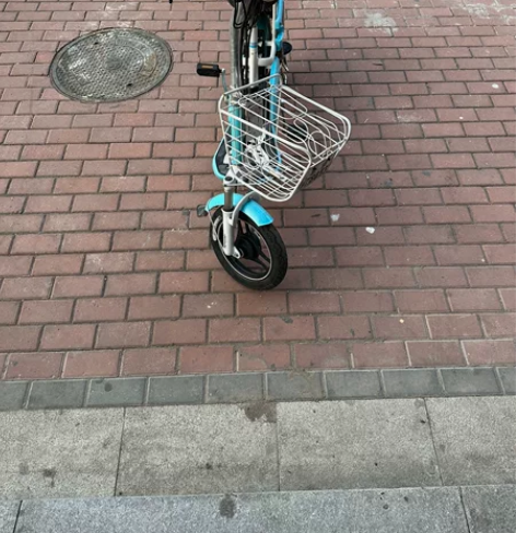 爱玛电动自行车，带白牌，锂电池，容量应该是...